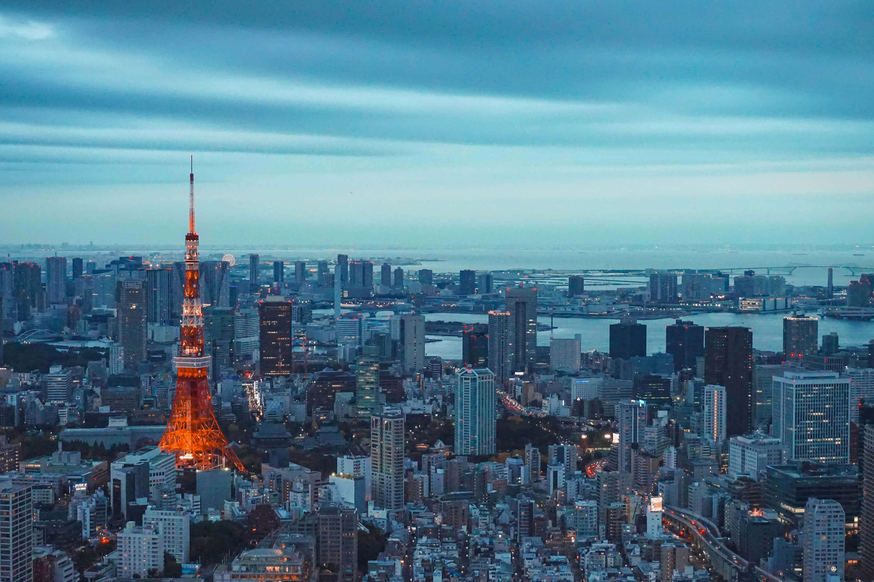 東京タワーをまだライトアップされている早朝に撮影した写真